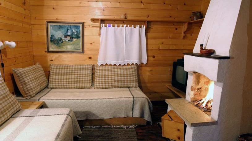 apartman_dnevna_soba_sa kaminom_konaci_staro_selo_sirogojno
